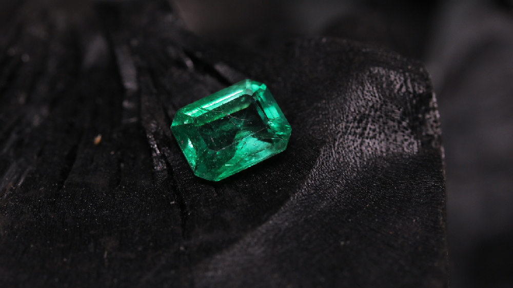 Emerald - biến thể màu xanh lục của khoáng vật beryl